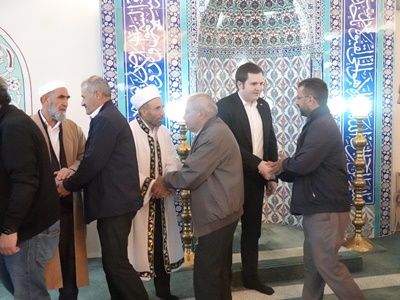 İLÇEMİZ KAYMAKAMI SAYIN FİKRİ BADİOĞLU BAYRAM NAMAZI SONRASINDA VATANDAŞLARLA BAYRAMLAŞTI
